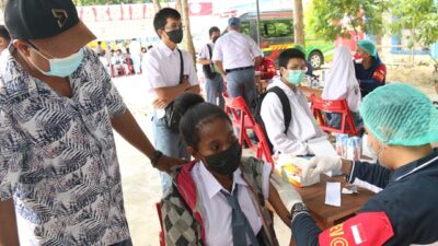 Siswa SMA Negeri 4 Jayapura Terima Vaksinasi Covid – 19 Tahap Dua