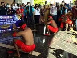 Tarian Perang Sambut Kedatangan Kotingen PON XX Maluku di Bumi Anim Ha