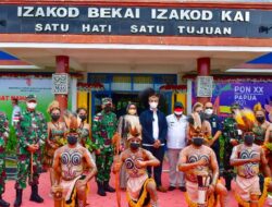 Tiba di Merauke, Kolonel (Mar) Edy Prakoso Disambut Tarian Adat