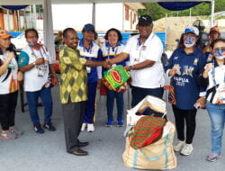 Pansus PON DPRP Berikan Cinderamata Noken Kepada Atlit Panahan