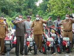 Reses, Sulaeman Hamzah Serahkan Alsintan untuk Petani Keerom