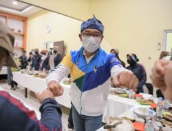 Takhanya Berikan Suport Kepada Atlit, Ridwan Kamil Cicipi Buah Simbol Persaudaraan Masyarakat Papua