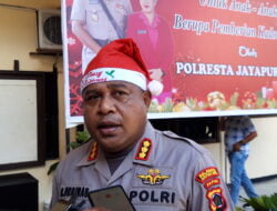 Polresta Kota Jayapura Berbagi Kasih Kado Natal Kepada Anak Jalanan