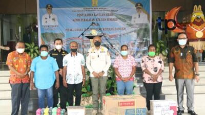 Serahkan Bantuan Hibah, Wali Kota Ingatkan Pelaku Usaha Mengucap Syukur Kepada Tuhan