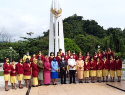 Peringati Hari Pahlawan Nasional Martha Christina Tiahahu, Perwama Ina Papua Ziara ke TMP Waena