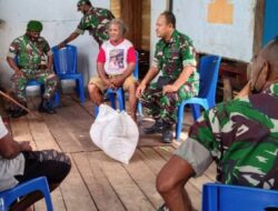 Danramil Japsel Kunjungi Korban Kebakaran Belakang As. Salam dan Serahkan Bantuan