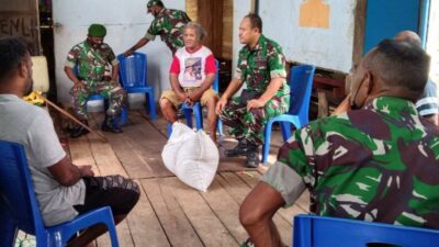 Danramil Japsel Kunjungi Korban Kebakaran Belakang As. Salam dan Serahkan Bantuan