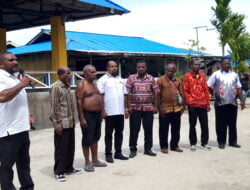 Yunus Wonda Serahkan Kunci Para-Para Adat Kepada Ondoafi Kampung Puay
