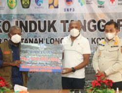 Bupati Mathius Awoitauw Bantua Korban Banjir dan Longsor Kota Jayapura Rp100 Juta