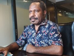 Benny Kogoya Lapor Bupati Tolikara Usman Wanimbo ke Polisi