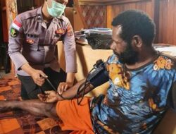 Satgas Binmas Damai Cartrenz Lakukan Pelayanan Kesehatan di Oksibil