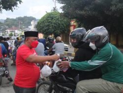 Bukti Penghargaan Partai, DPD PDIP Papua Bagikan 1.000 Bungkus Takjil