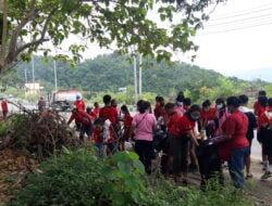 Jaga Lingkungan Kelola Sampah, SMP YPPK Teruna Mulia Bersih-Bersih Di Objek Wisata