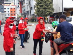 Semarak Ramadan Forkom LKN Papua Bagi-Bagi Takjil