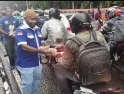 RHP Calon Ketua DPD Demokrat Papua Berbagi Takjil bagi Warga Jakarta