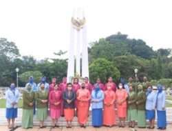 Maknai Hari Kartini ke- 143, GOW Kota Jayapura Ziarah ke TMP Waena