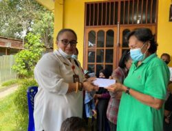 Kristhina Luluporo Berikan PMT Bagi Bayi dan Balita di Posyandu Waniambey