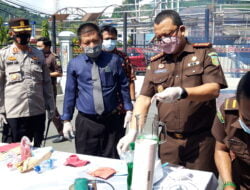 Kejari Jayapura Musnakan Ratusan BB Dari Narkoba Hingga Alat Tajam