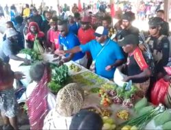 Bupati RHP Borong Dagangan Pedagang Saat Lakukan Sidak Pasar Kobakma