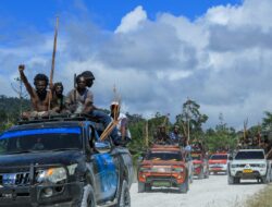Ratusan Massa Pawai Damai Gunakan Alat Perang Tradisional Kelilingi Kota Kobakma