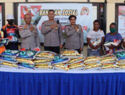Polresta Jayapura Kota Bagi Bansos kepada Masyarakat