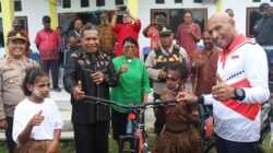 BTM Serahkan Sepeda, Bantuan Mensos Risma Kepada Anak Sekolah di Sarmi