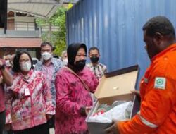 Mensos Tri Rismaharini – Tenaga Ahli Benhur Tomi Mano Kunjungi Peserta Workshop Dari Papua di ITS Surabaya