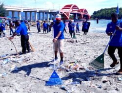 Peringati HUT ke 21, DPD Demokrat Papua Pungut Sampah Sejauh 7 KM