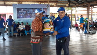 DPD Demokrat Papua Serahkan Bantuan ke Empat Kampung di Jayapura