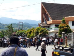 Tak Terima Gubernur Papua Ditetapkan Sebagai Tersangka, Ratusan Pendukung Demo di Depan Brimob