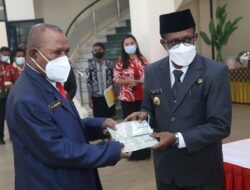 Pemkot Jayapura Serahkan dua Unit Fortuner Kepada 2 Pimpinan Dewan