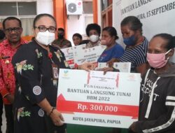 Anggota Komisi III DPRP Turut Menyerahkan BLT BBM Kepada KPM Kota Jayapura