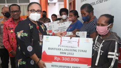 Anggota Komisi III DPRP Turut Menyerahkan BLT BBM Kepada KPM Kota Jayapura