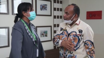 Serahkan Akta Kelahiran, Raymond : Semua Rumah Sakit Sudah Kerjasama Dengan Pemkota Jayapura