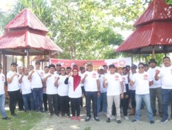 Pejuang Bravo Lima Papua Lakukan Aksi Bersih Pantai Jelang Hari Sumpah Pemuda ke- 94