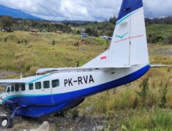 Pesawat Reven Global Airtransport Tergelincir di Bandara Aminggaru, Puncak, Papua