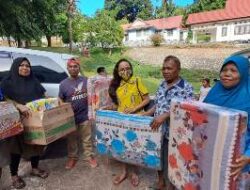 Anggota DPRD Kota Jayapura Ulrike Latumahina Serahkan Bantuan Kepada Korban Kebakaran Dok IX