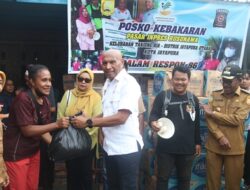 DPD Pejuang Bravo 5 Papua Serahkan Bantuan di Dua Titik Lokasi Kebakaran