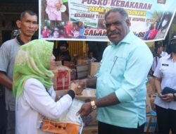 Abisai Rollo Serahkan Bantuan Kepada Korban Kebakaran Dok IX