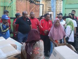 Semangat Gotong Royong, PDIP Kota Jayapura Bantu Korban Kebakaran Dok IX dan Kelurahan Waimhorock