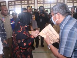 Kunker Ke Jayapura Mensos Berikan Santunan Bagi Keluarga Korban Gempa