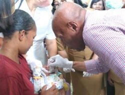 Tenaga Ahli Menteri Sosial BTM Berikan Imunasi Kepada Balita di Kota Jayapura