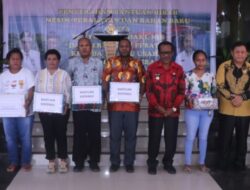 Pemkot Serahkan Bantuan Kepada Pelaku Usaha di Kota Jayapura