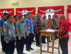 Tekan Angka Stunting,  Pj Bupati Cyfrianus Mambay Kukuhkan Bapak dan Bunda Asuh Anak Stunting Kepulauan Yapen