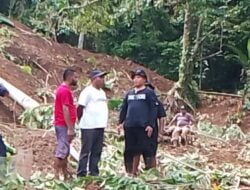 PJ Bupati Yapen, Tinnjau Lokasi Terdampak Banjir Dan Longsor