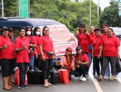 Peduli Kepada Masyarakat, P2M Kota Jayapura Bagi Takjil Gratis.