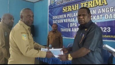 Pelaksana Tugas Bupati Mamberamo Tengah Serahkan DPA