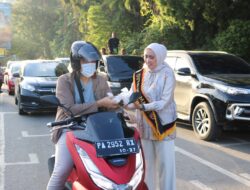 Duta Humas Polda Papua dan Insan Pers Kota Jayapura Bagi Takjil Menjelang Berbuka Puasa