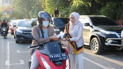 Duta Humas Polda Papua dan Insan Pers Kota Jayapura Bagi Takjil Menjelang Berbuka Puasa