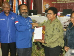 Ketua Demokrat Papua : Untuk Perebutan Palu Sidang di DPRP Biar Masyarakat Yang Menentukan